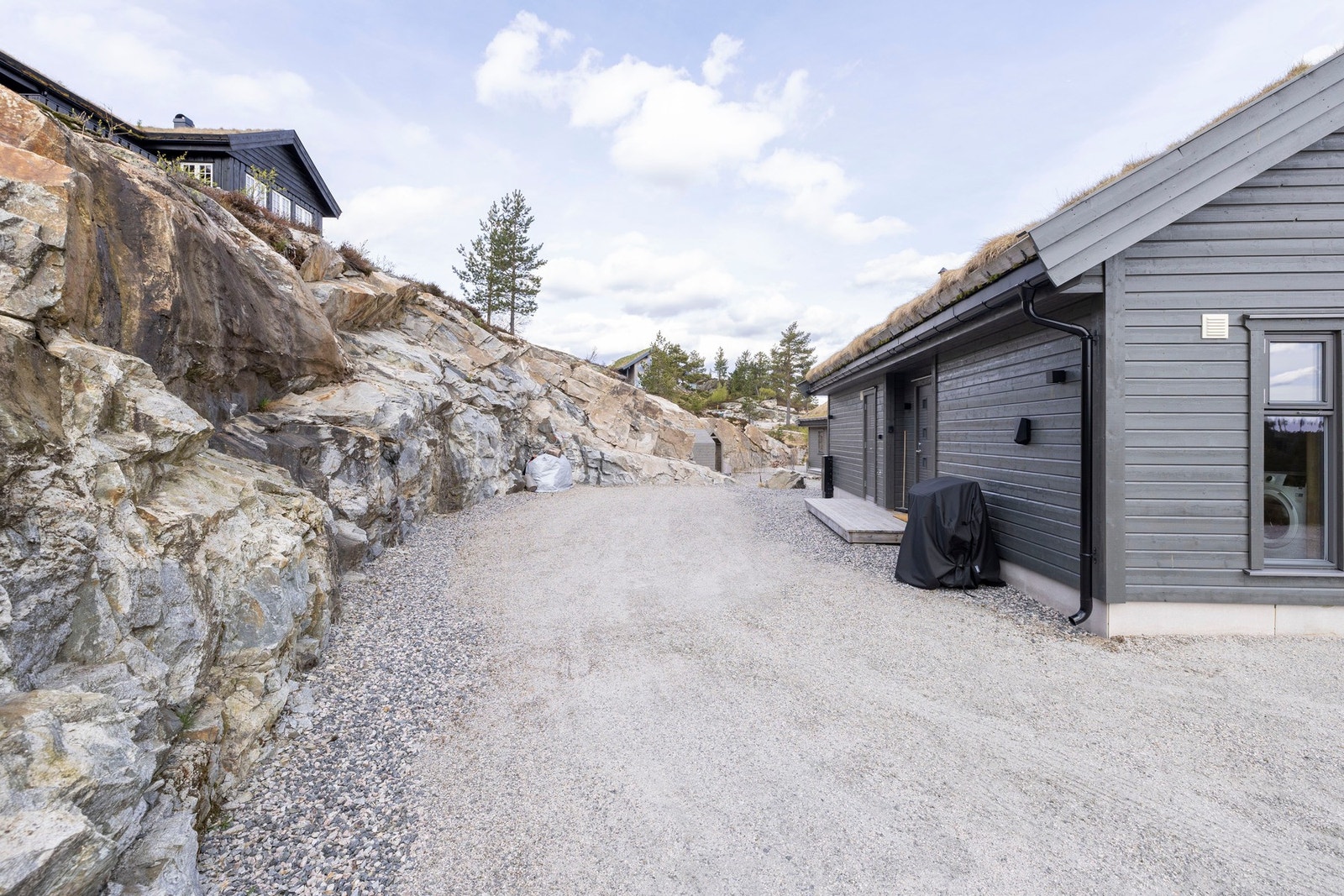 Det er parkering på egen tomt med el-billader. Galleribilde
