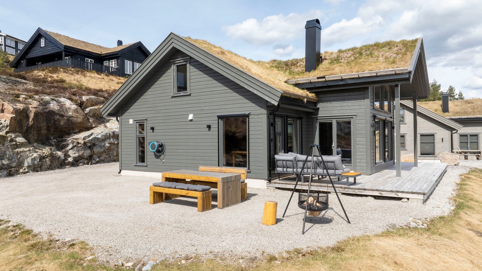 Stor og solrik terrasse med fantastisk utsikt over naturskjønne omgivelser. Hytta har en attraktiv plassering i første rekke mot utsikten. Galleribilde