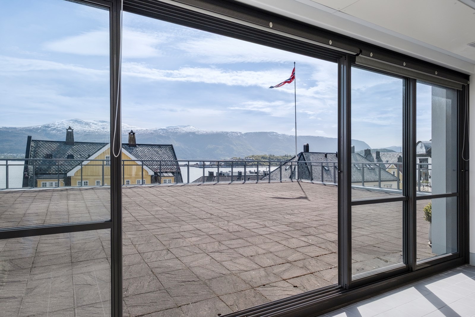 Utsikt fra innglasset balkong Galleribilde