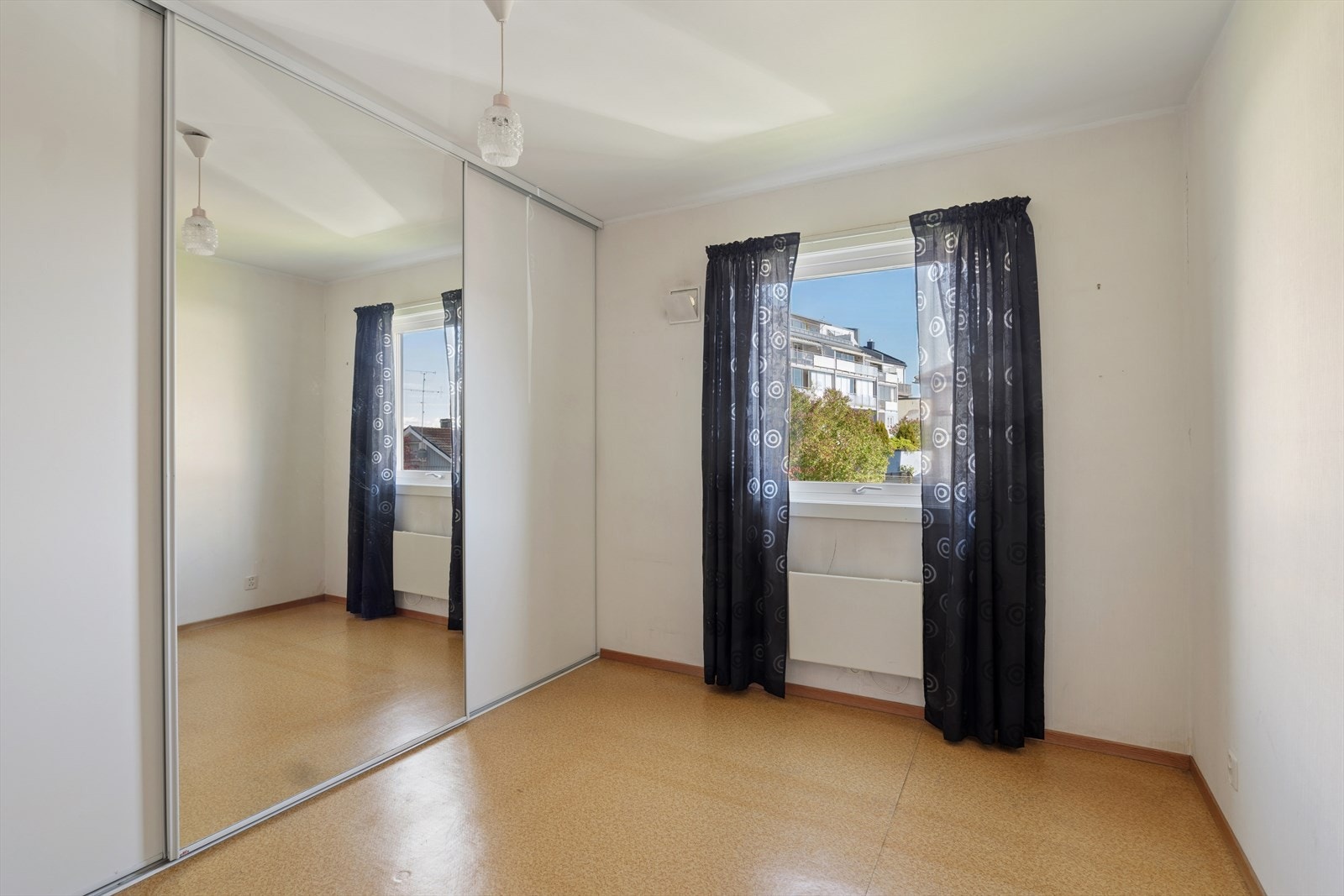 Soverom med stor skyvedørsgarderobe. Galleribilde