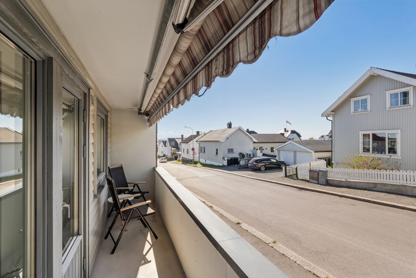 Balkongen er delvis overbygget og har markise. Galleribilde