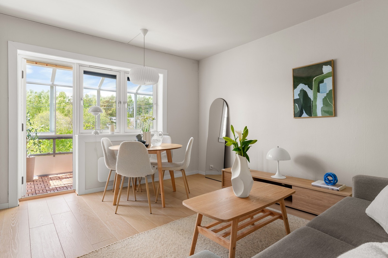 Store vindusflater som gir rikelig med naturlig lys. Galleribilde