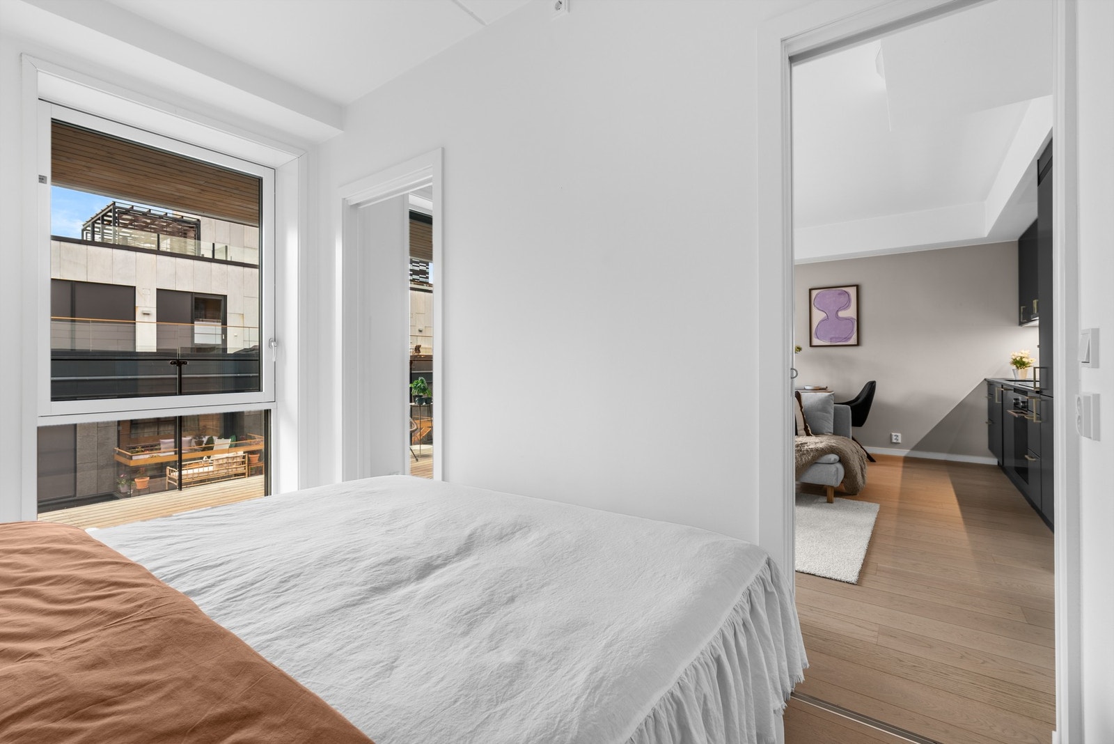 Soverom med god plass til dobbeltseng Galleribilde