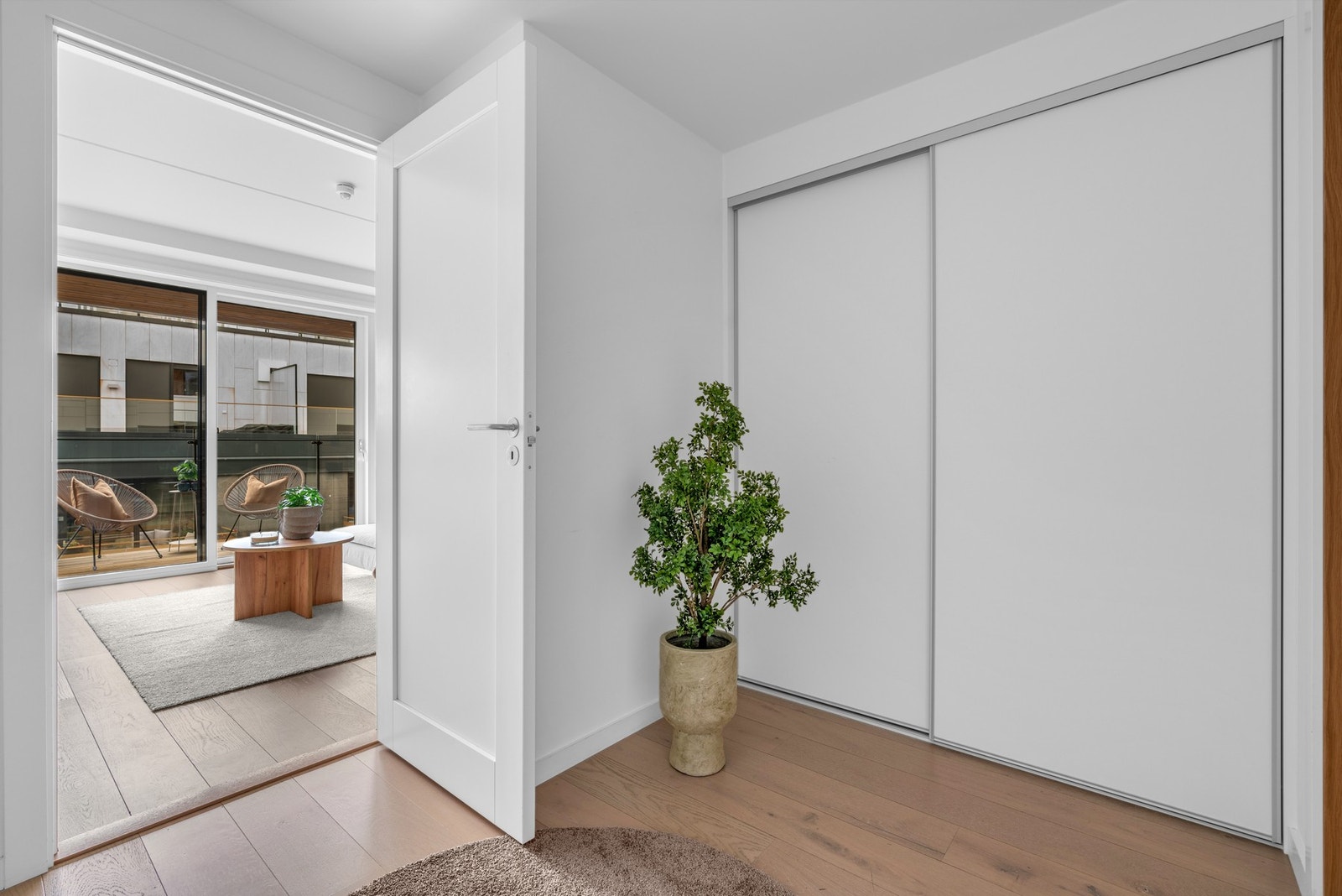Gang med stor walk-in garderobe Galleribilde