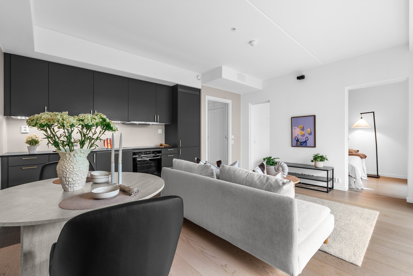 God plass til å møblere med spisebord og sofagruppe Galleribilde