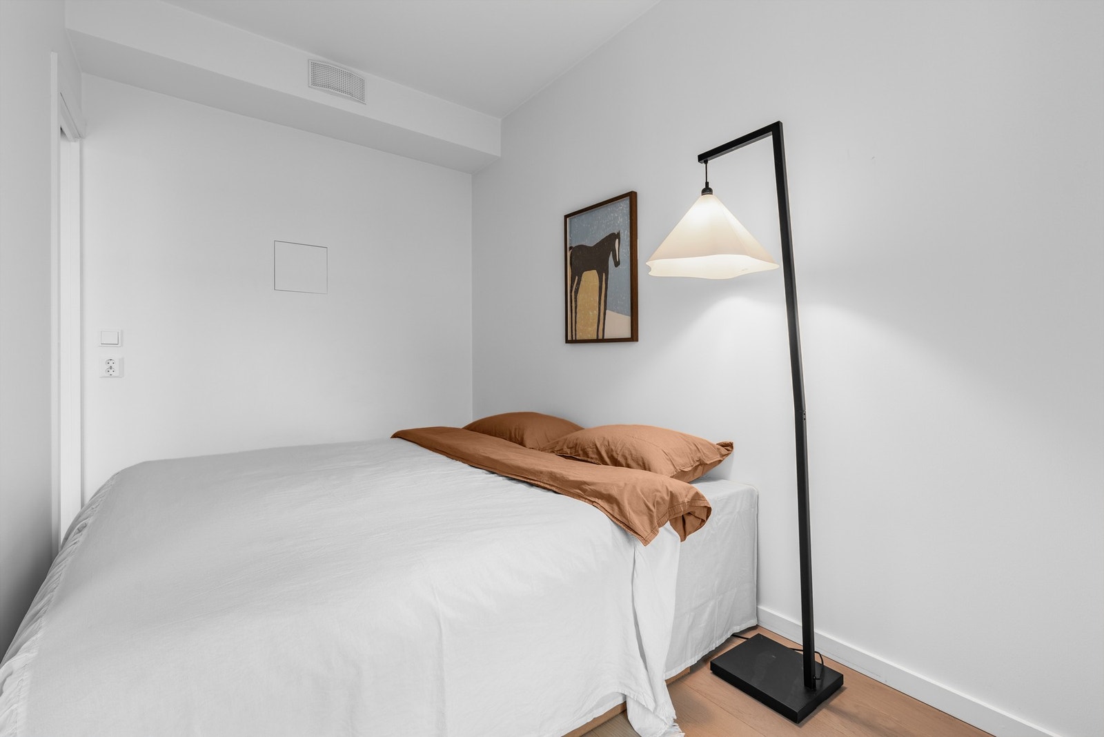 Soverom med god plass til dobbeltseng Galleribilde