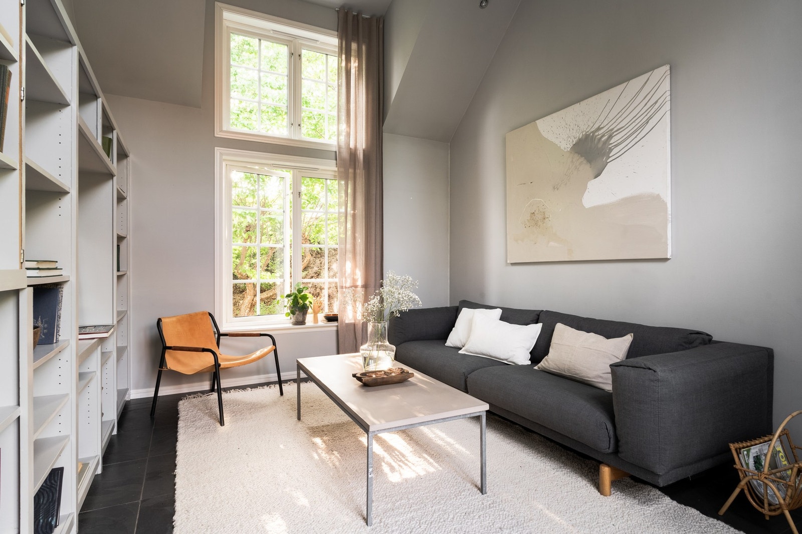 Eneboligen er senere tilbygget og dette er i dag tv-/oppholdsrom Galleribilde