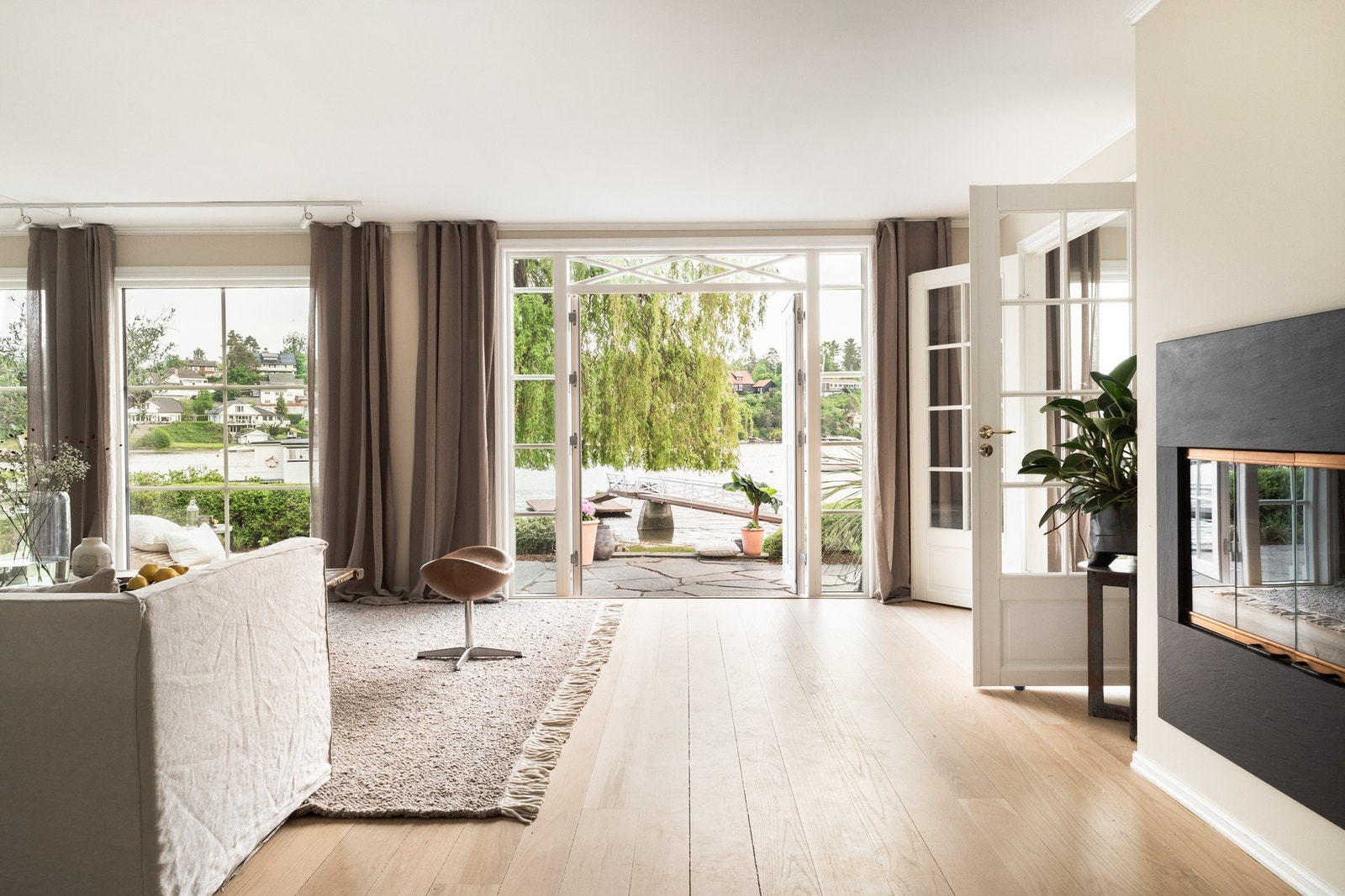 I stuen er det store vindusflater som slipper rikelig med naturlig lys inn i rommet, i tillegg til å oppleve den fantastiske sjøutsikten Galleribilde