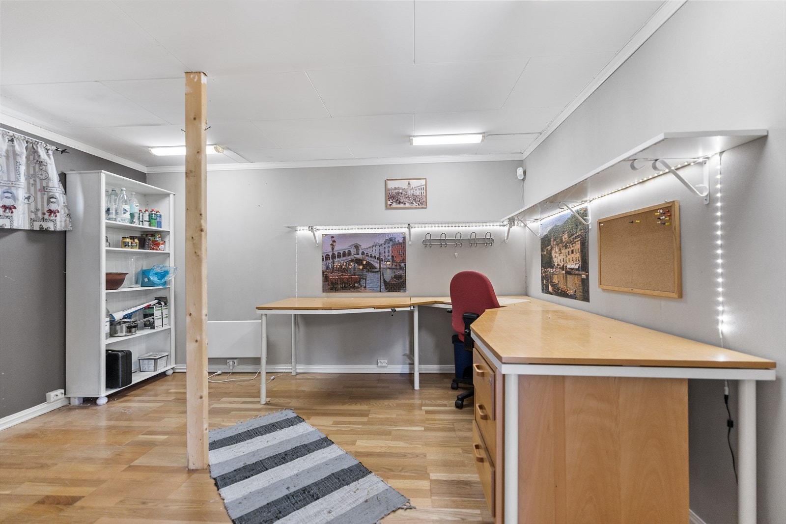 Kontoret finner du helt innerst i garasjen Galleribilde