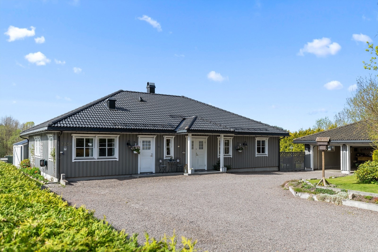 Dette gir en fin kombinasjon av roligere omgivelser og gir enkel tilgang til flere byområder i nærområdet. Galleribilde