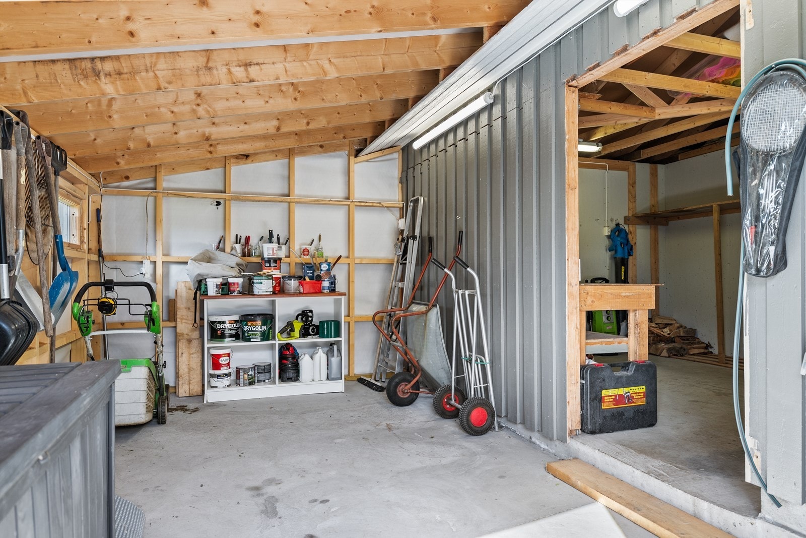 Garasje har også 2 boder og kontor. Galleribilde