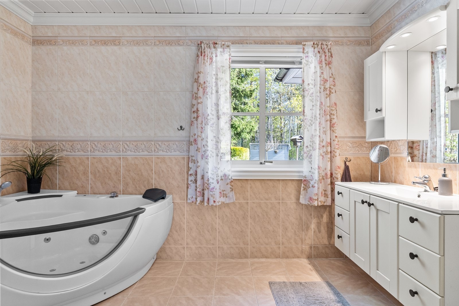 Badet er romslig og helfliset, utstyrt med både vannbåren gulvvarme og elektriske varmekabler for optimal komfort. Galleribilde