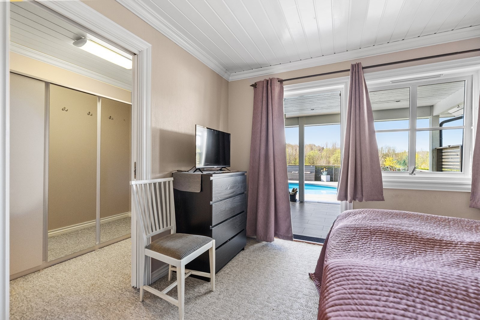 Innenfor hovedsoveommet har man walk-in garderobe. Galleribilde