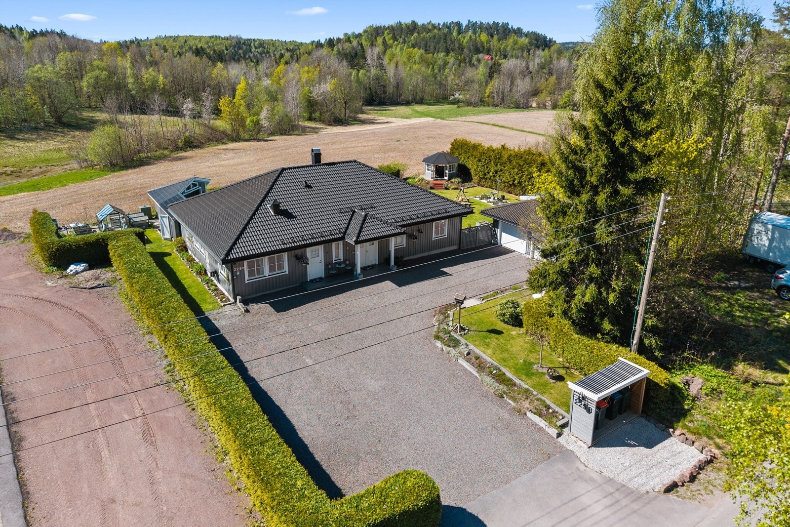 Nyt utsikten over åpne jorder og skogkledde åser - en landlig ramme rundt eiendommen Galleribilde