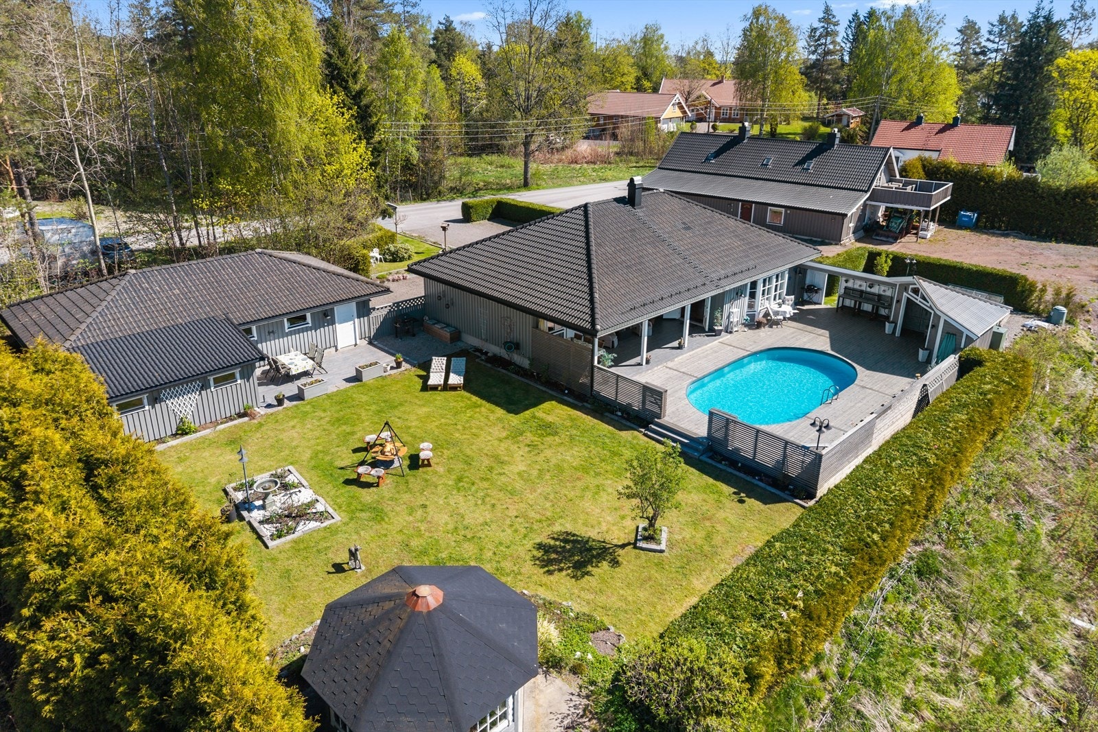 Eiendommen har en landlig beliggenhet i Dyrsøveien 225B i Andebu, i Sandefjord kommune. Galleribilde