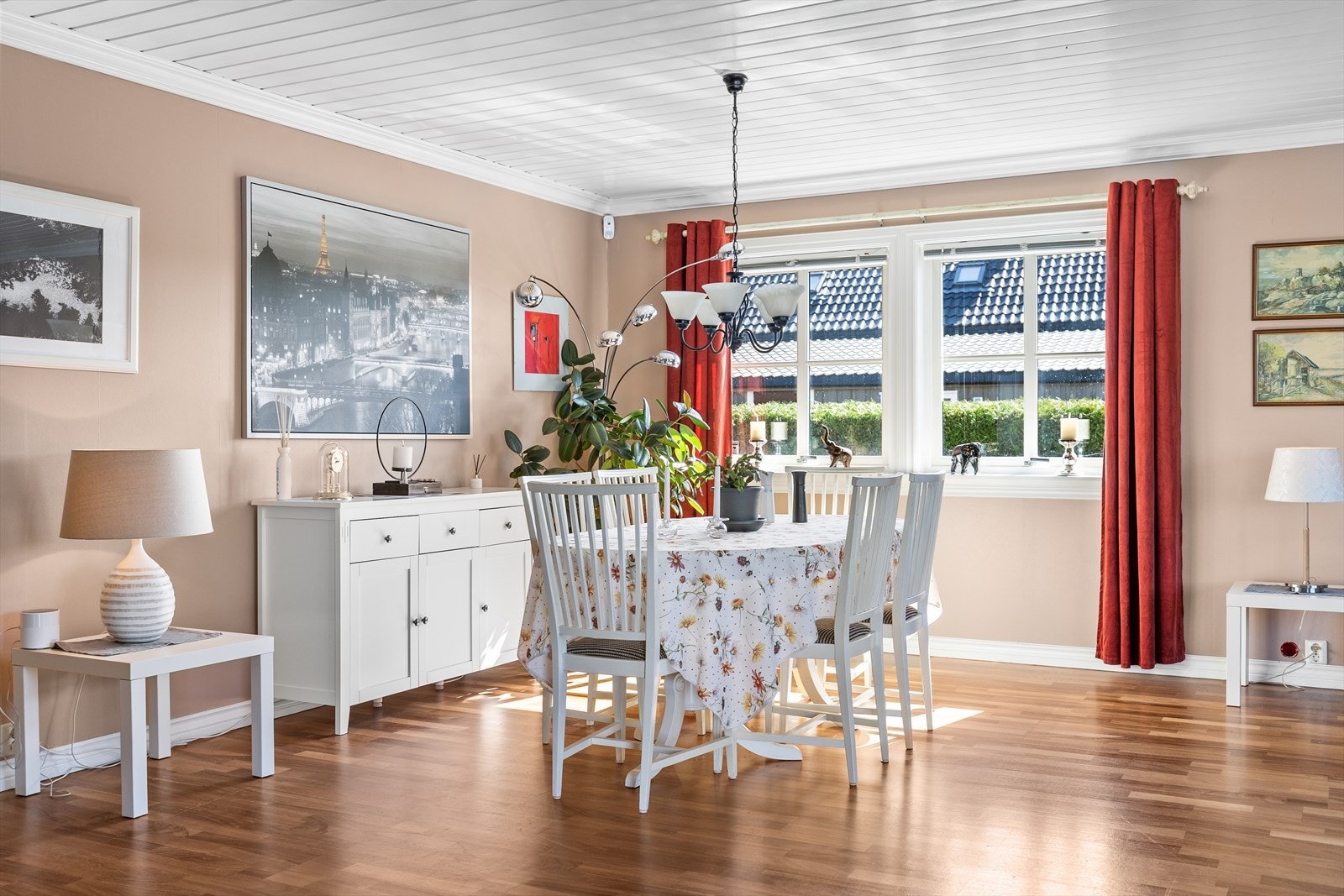 Stuen er romslig med god plass til større spisebord hvor man kan samle venner og familie til hyggelig lag. Galleribilde