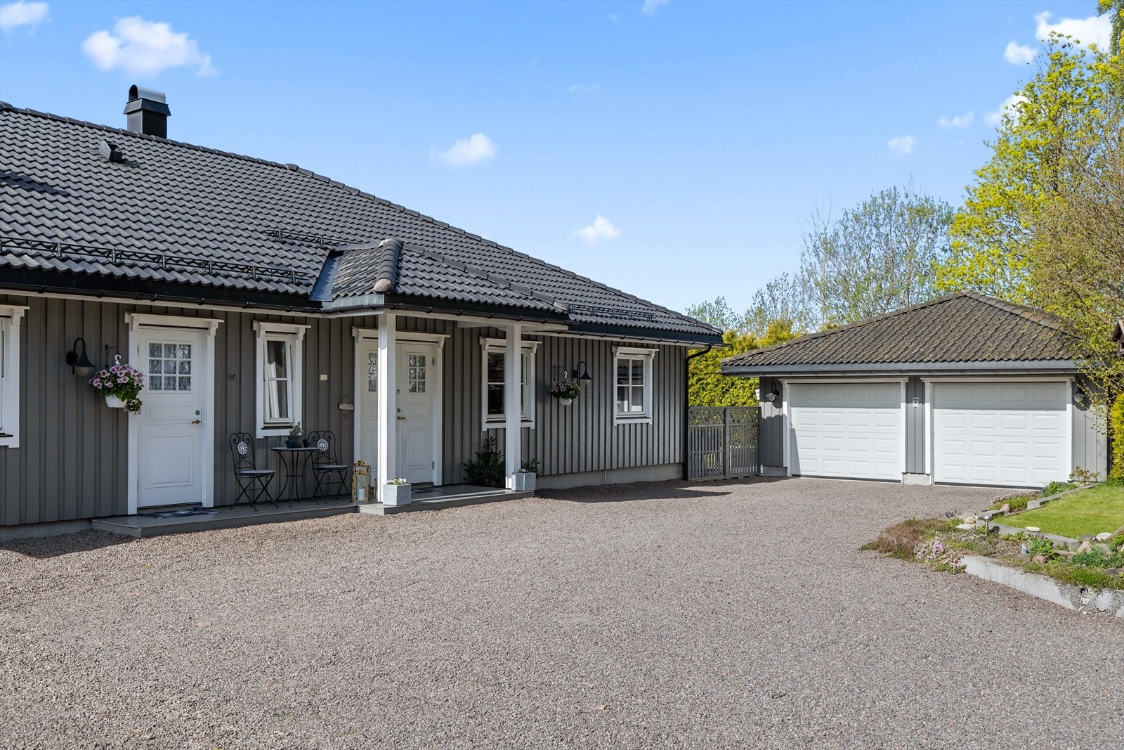 Hyggelig inngangsparti, romslig gårdsplass og dobbel garasje - gode parkeringsmuligheter Galleribilde