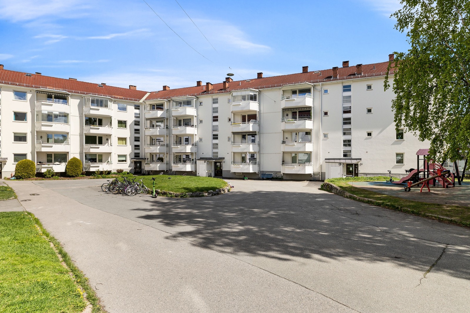 Leiligheten ligger i et velholdt borettslag med grønne og familievennlige omgivelser. Galleribilde