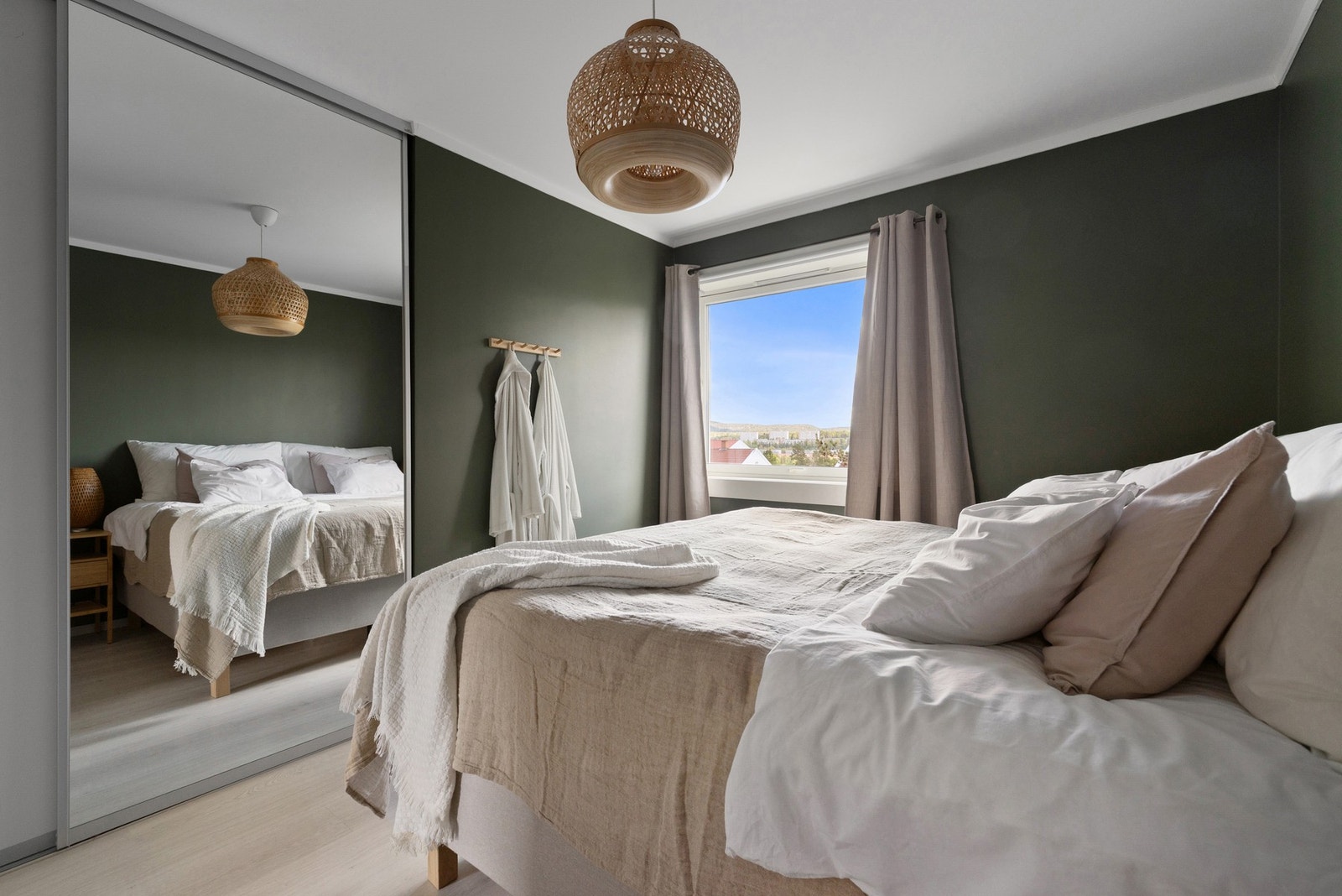 Hovedsoverom med praktisk skyvedørsgarderobe. Galleribilde