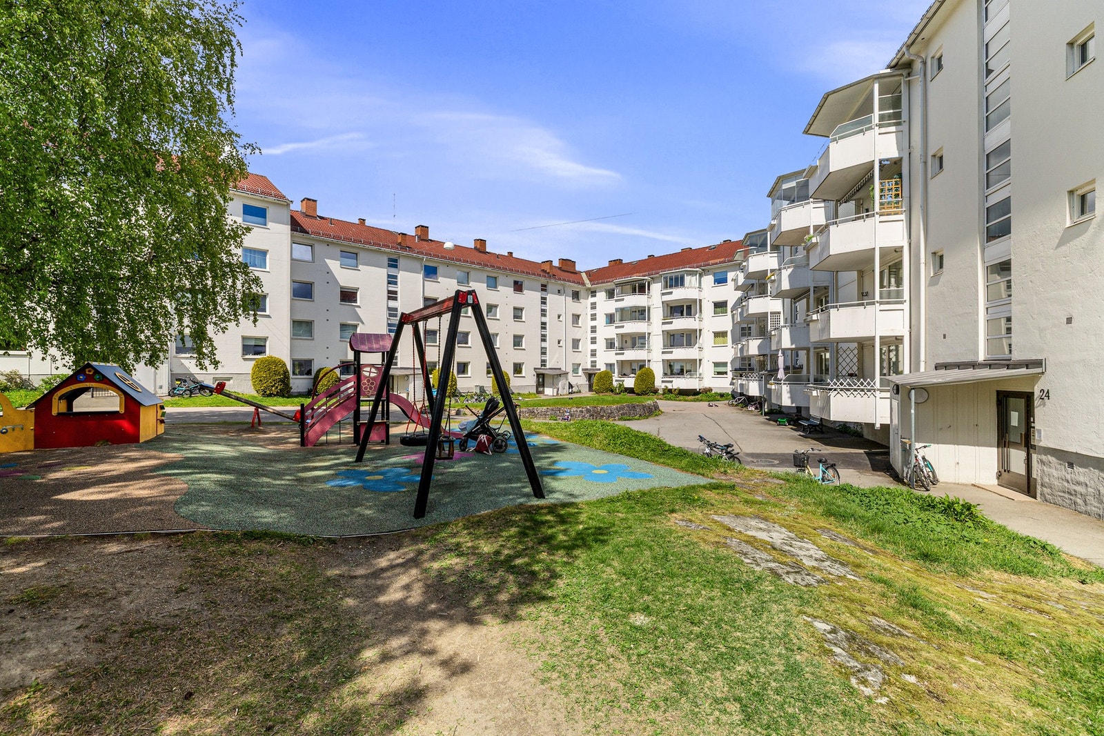 Trivelige omgivelser med lekeplass. Galleribilde