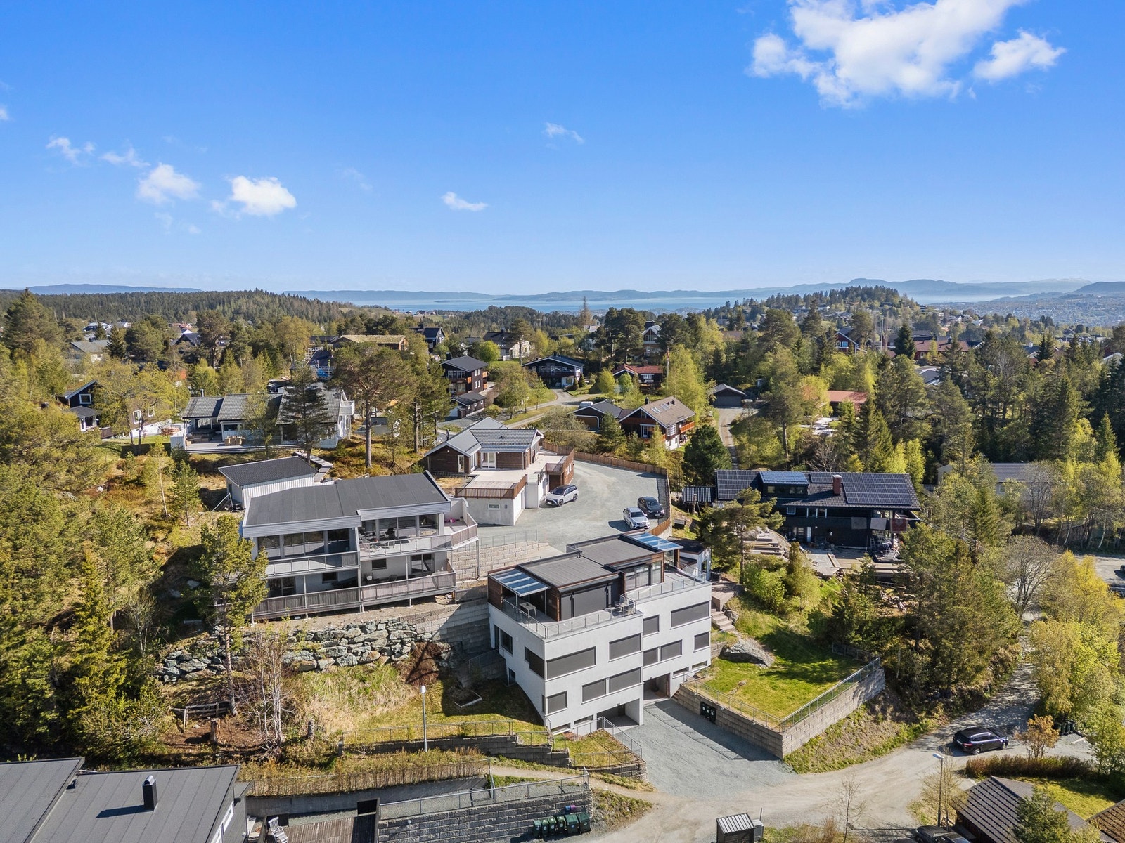 Boligen har en stor garasje i sokkeletasjen med elektrisk portåpner og elbillader. Galleribilde