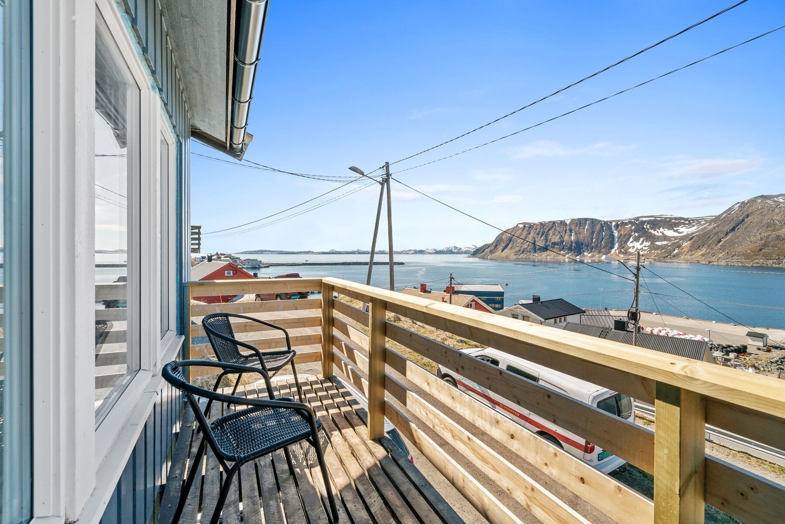 Verandaen er bygget i trykkimpregnerte materialer og har plass til en liten sittegruppe. Galleribilde