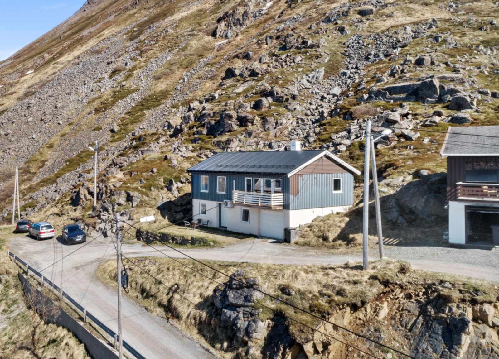 Eiendommen ligger i et etablert boligområde i Honningsvåg. Galleribilde