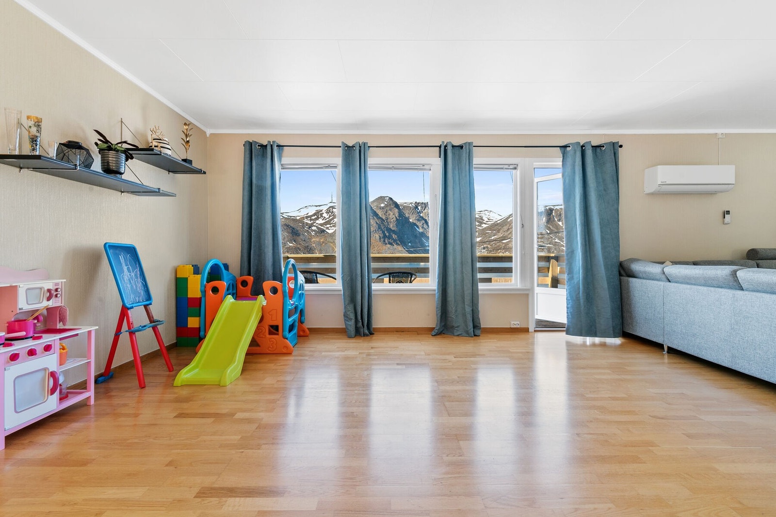 Fra stuen er det direkte utgang til en vestvendt veranda. Galleribilde