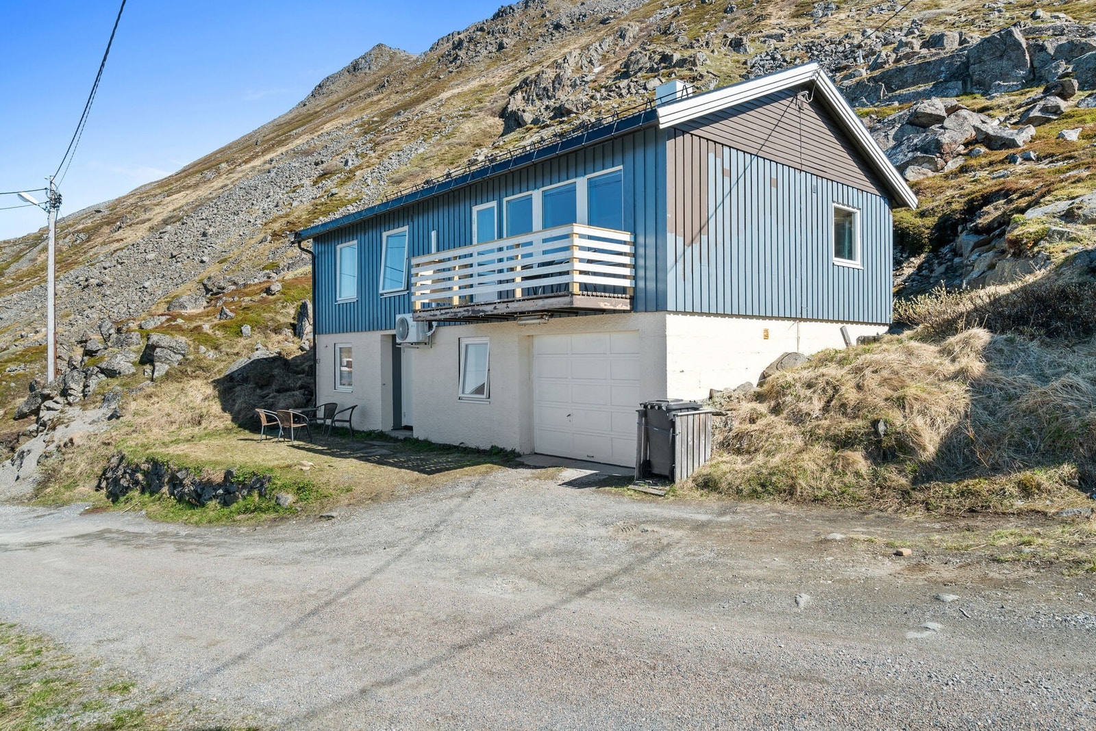 Enebolig fra 1969 med en flott beliggenhet i skrånende terreng og med naturtomt på baksiden. Galleribilde