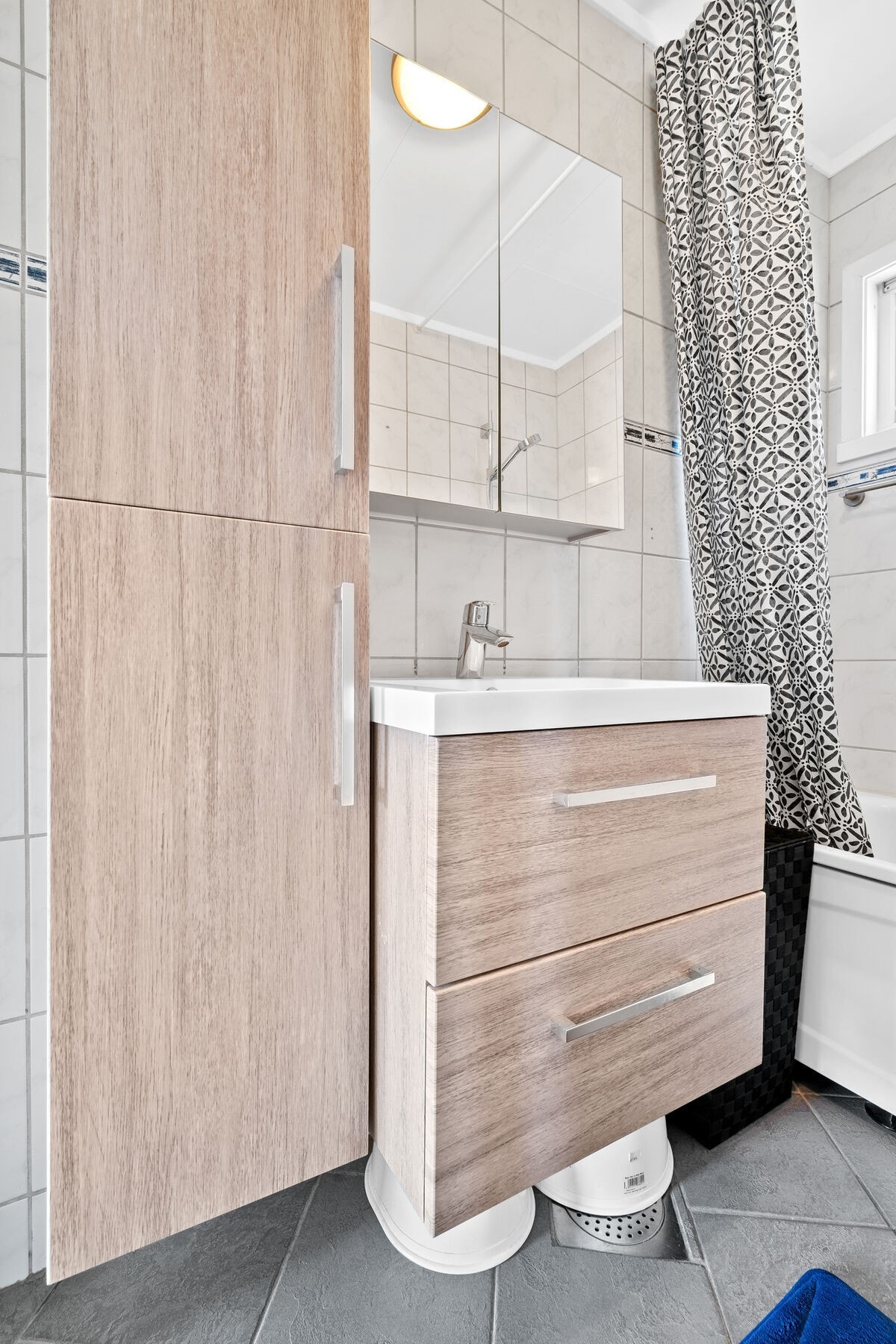 Badet har elektriske varmekabler i gulvet for økt komfort. Galleribilde