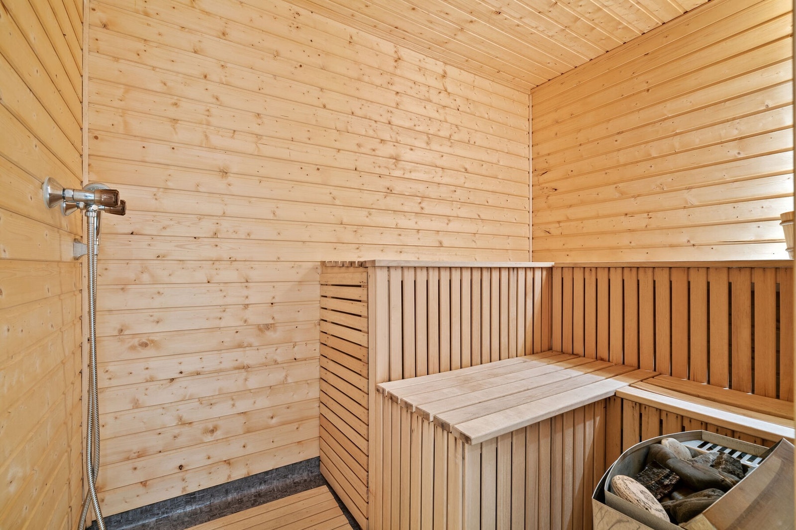 Egen badstue med panel på veggene og badstuovn fra Harvia. Galleribilde