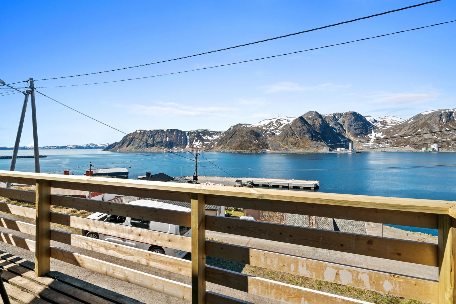Fra den vestvendte verandaen kan du nyte utsikten over innseilingen til Honningsvåg. Galleribilde