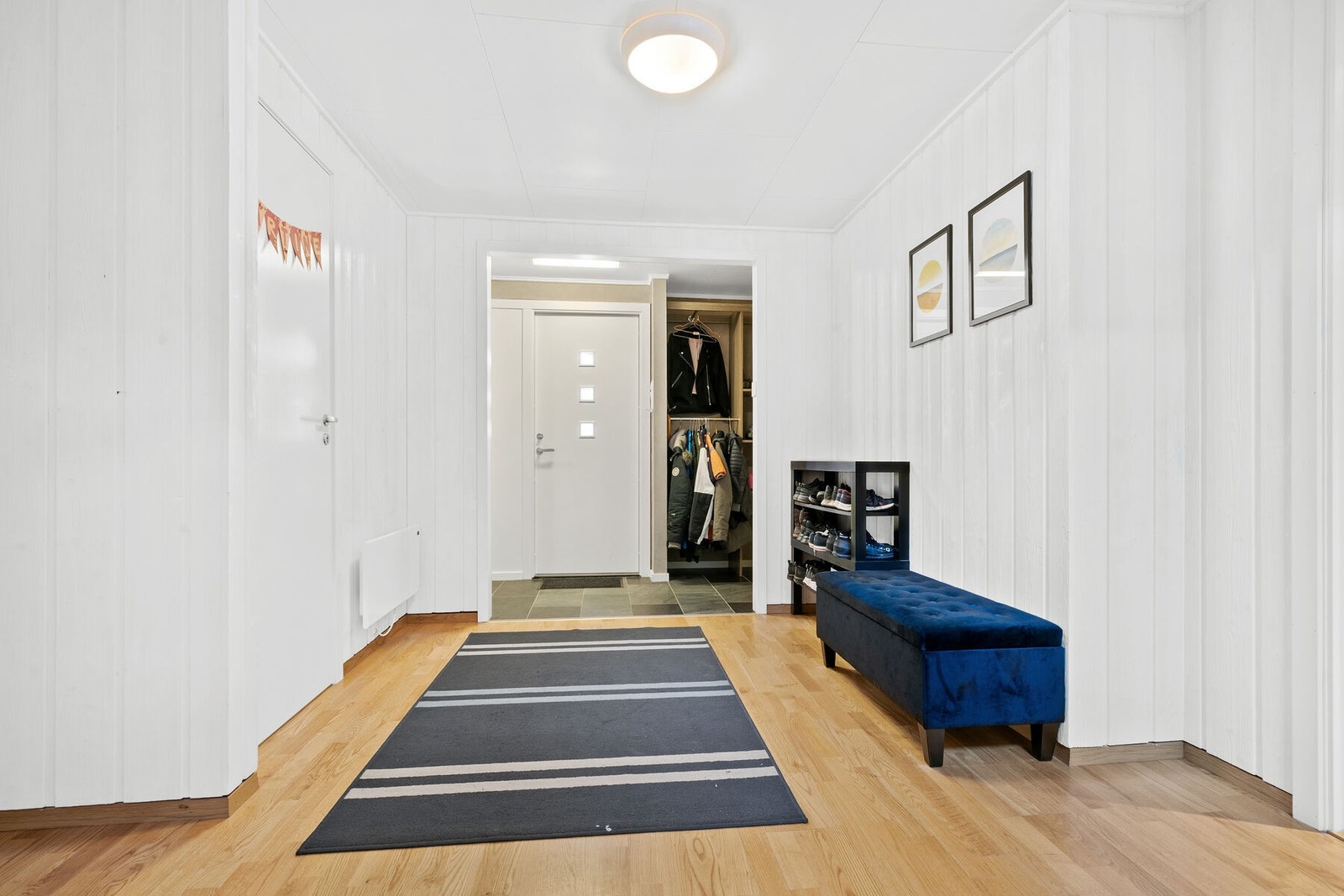 Romslig entré i kjelleretasjen med god plass til å ta imot gjester. Galleribilde
