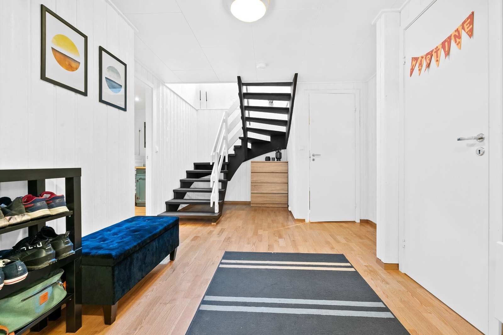 Malt tretrapp som binder sammen boligens to etasjer. Galleribilde