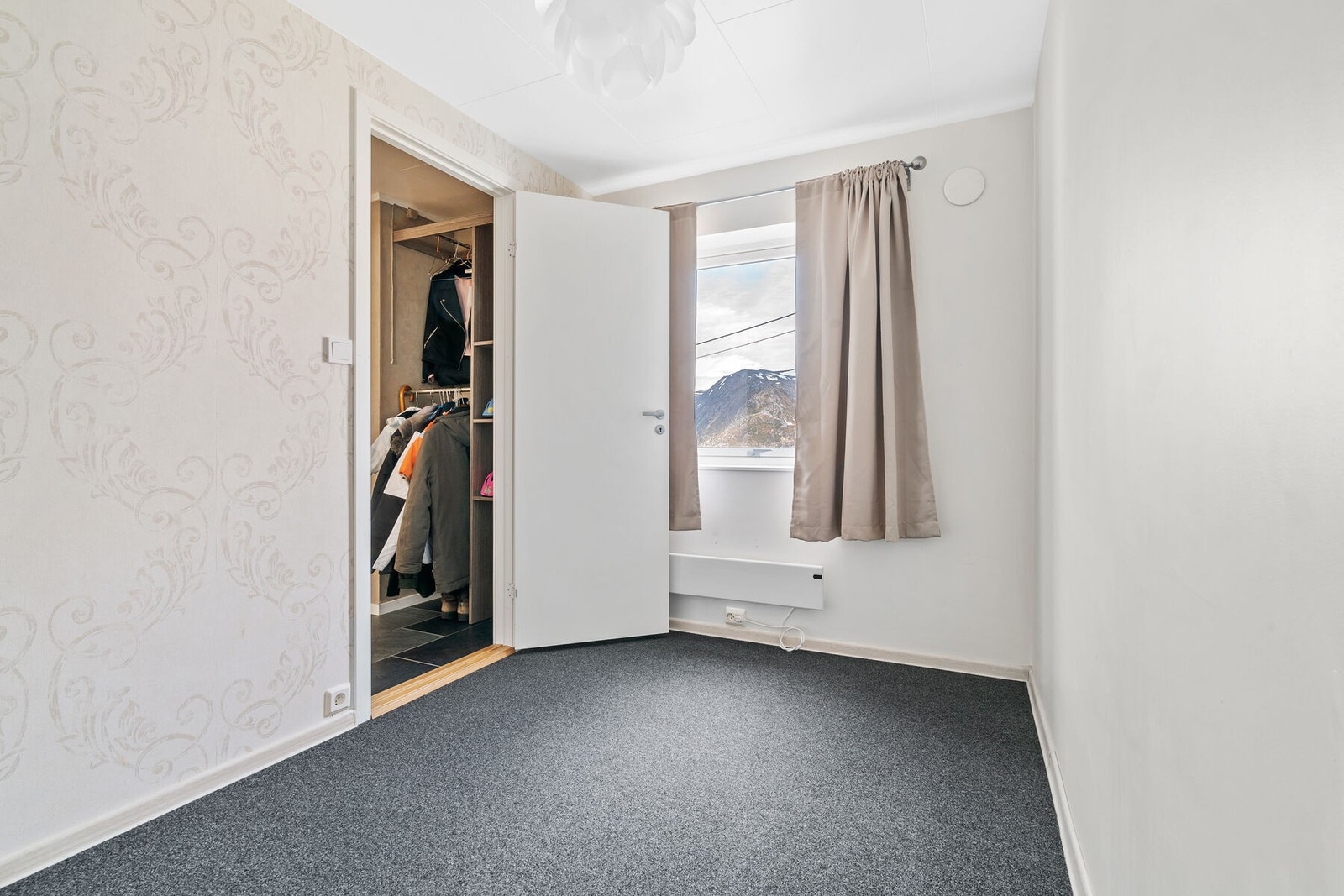 Boligens andre soverom i etasjen, med plass til seng og garderobeløsning. Galleribilde