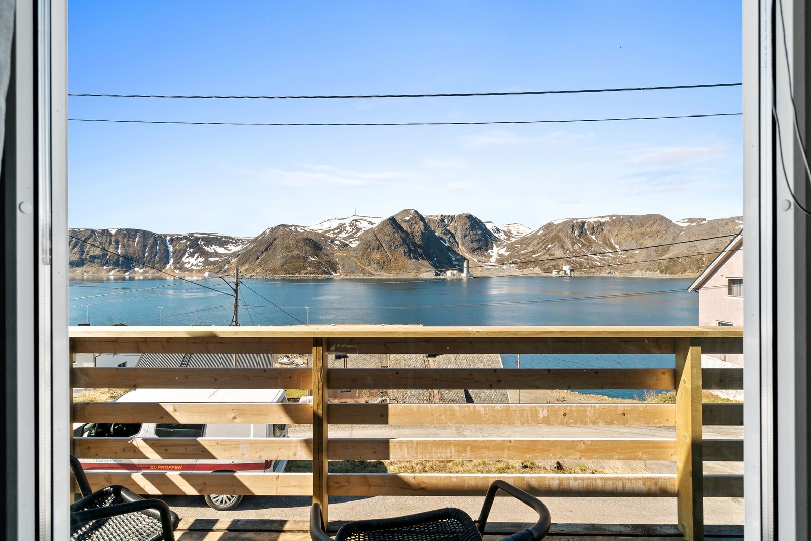 Fra stuevinduene og verandaen har man en flott utsikt over nærområdet og sjøen. Galleribilde