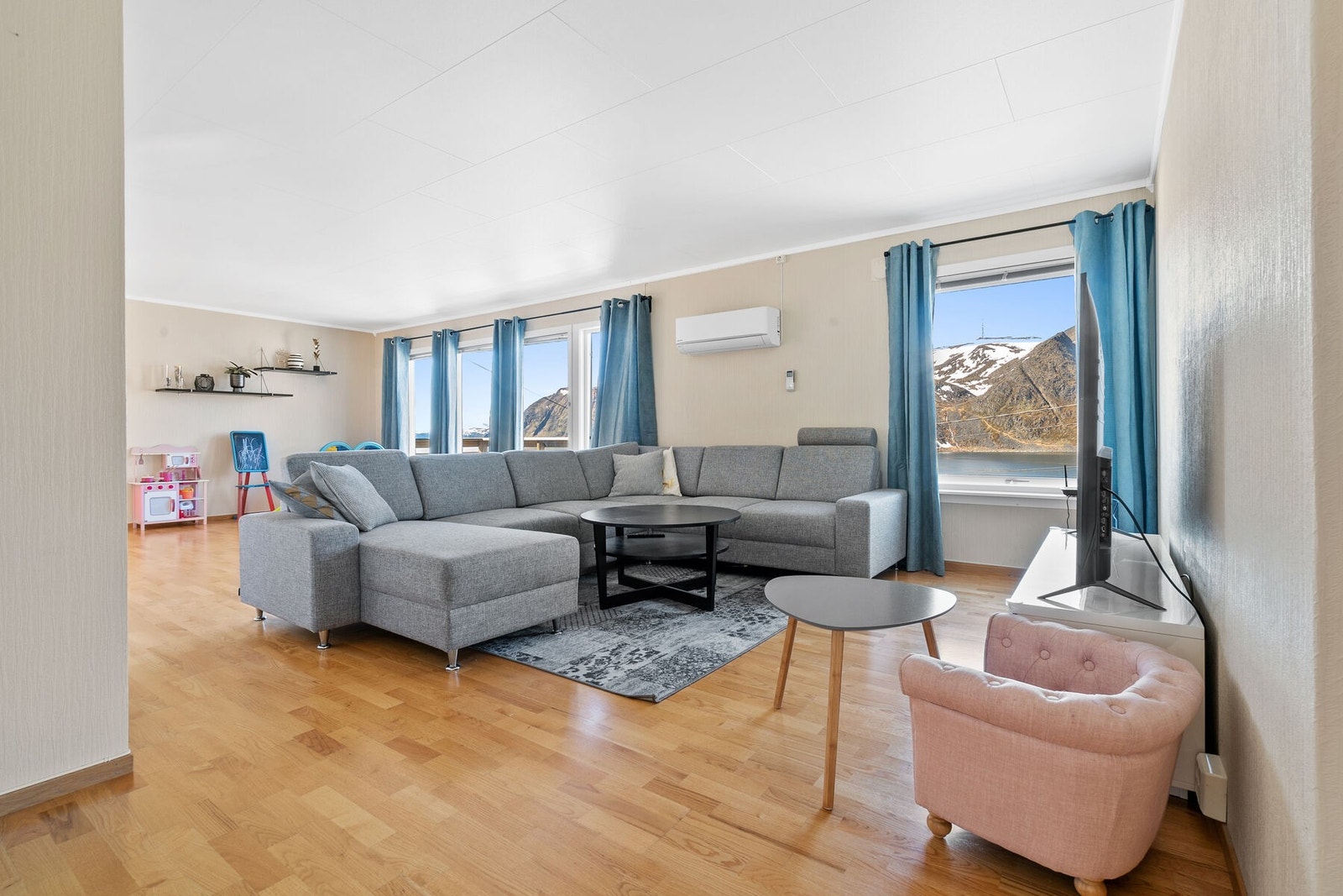 Stuen i første etasje er romslig og har plass til en stor sofagruppe. Galleribilde