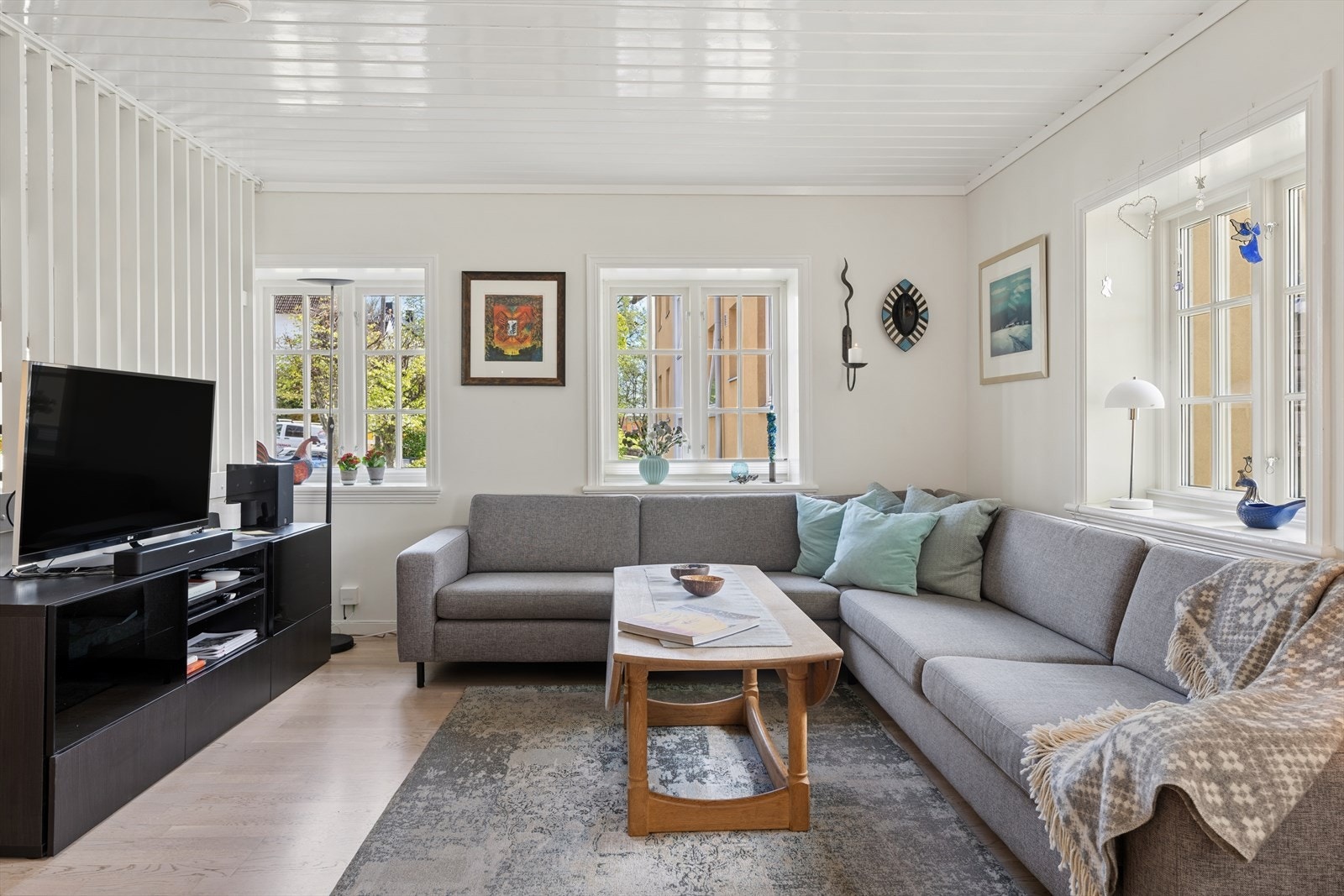 Gjennomgående parkett og trepanel i himling skaper en helhetlig stil. Galleribilde