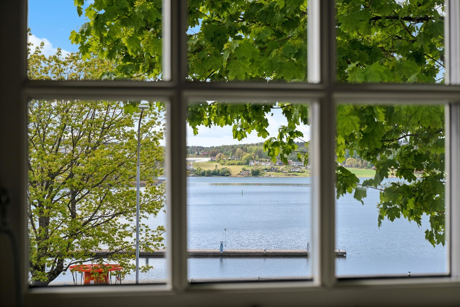 Et sjeldent historisk hjem ved foten av Slottsfjellet, liggende sentralt med gangavstand til det meste. Galleribilde