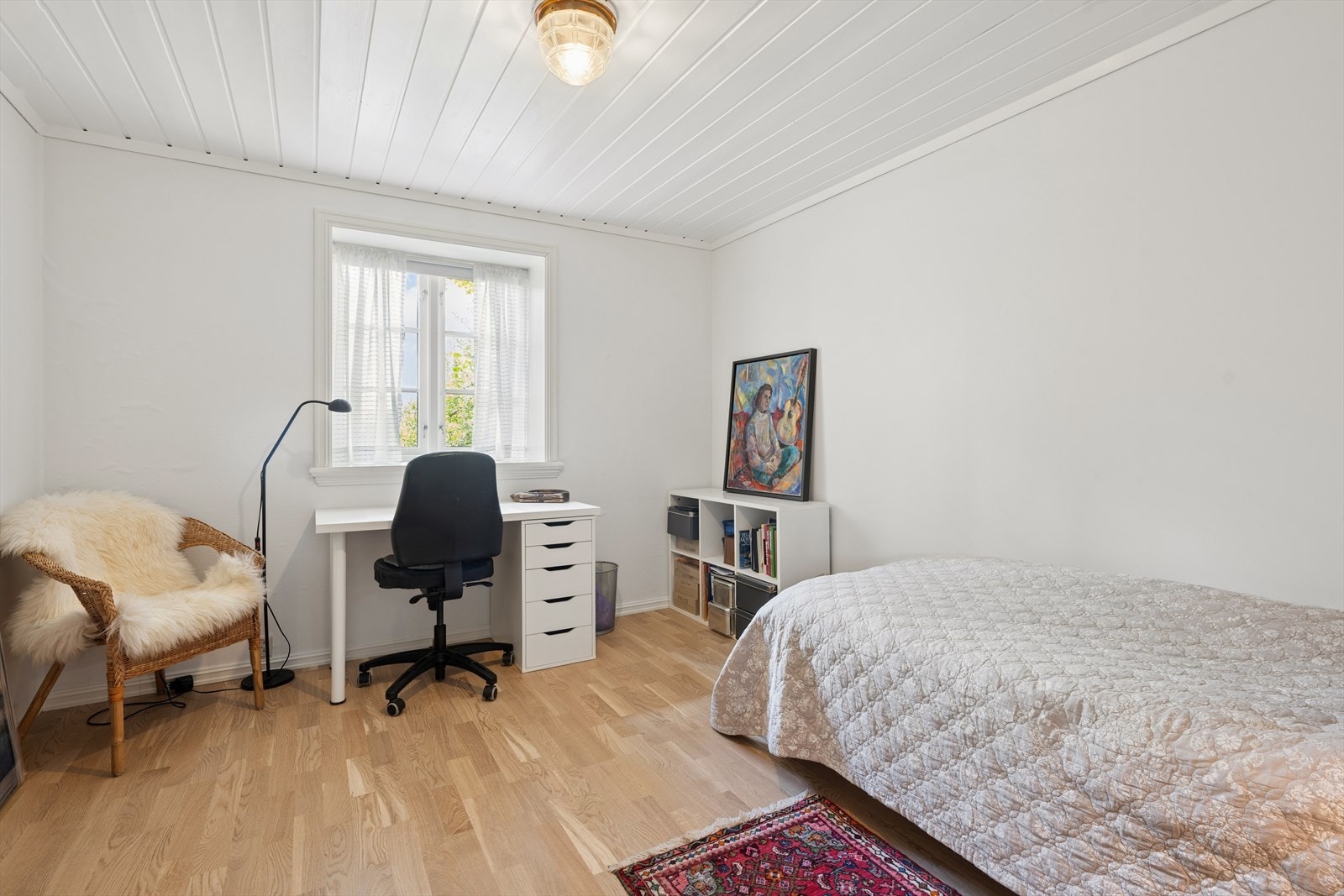 Det andre soverommet i etasjen egner seg godt som barnerom, gjesterom eller kontor. Galleribilde