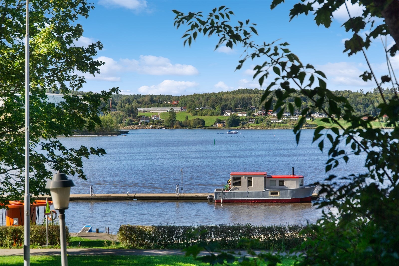 Beliggenheten gir umiddelbar nærhet til sjø og bryggeområde. Galleribilde