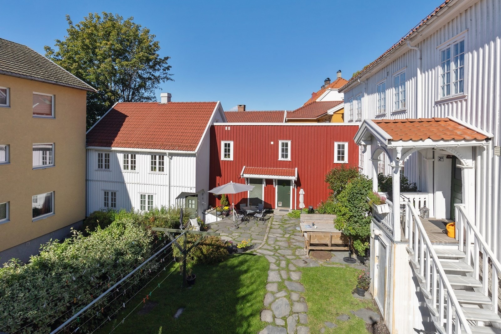 Eiendommen har vært gjenstand for betydelige oppgraderinger og tilbyr en god kombinasjon av eldre sjarm og moderne bekvemmeligheter. Galleribilde