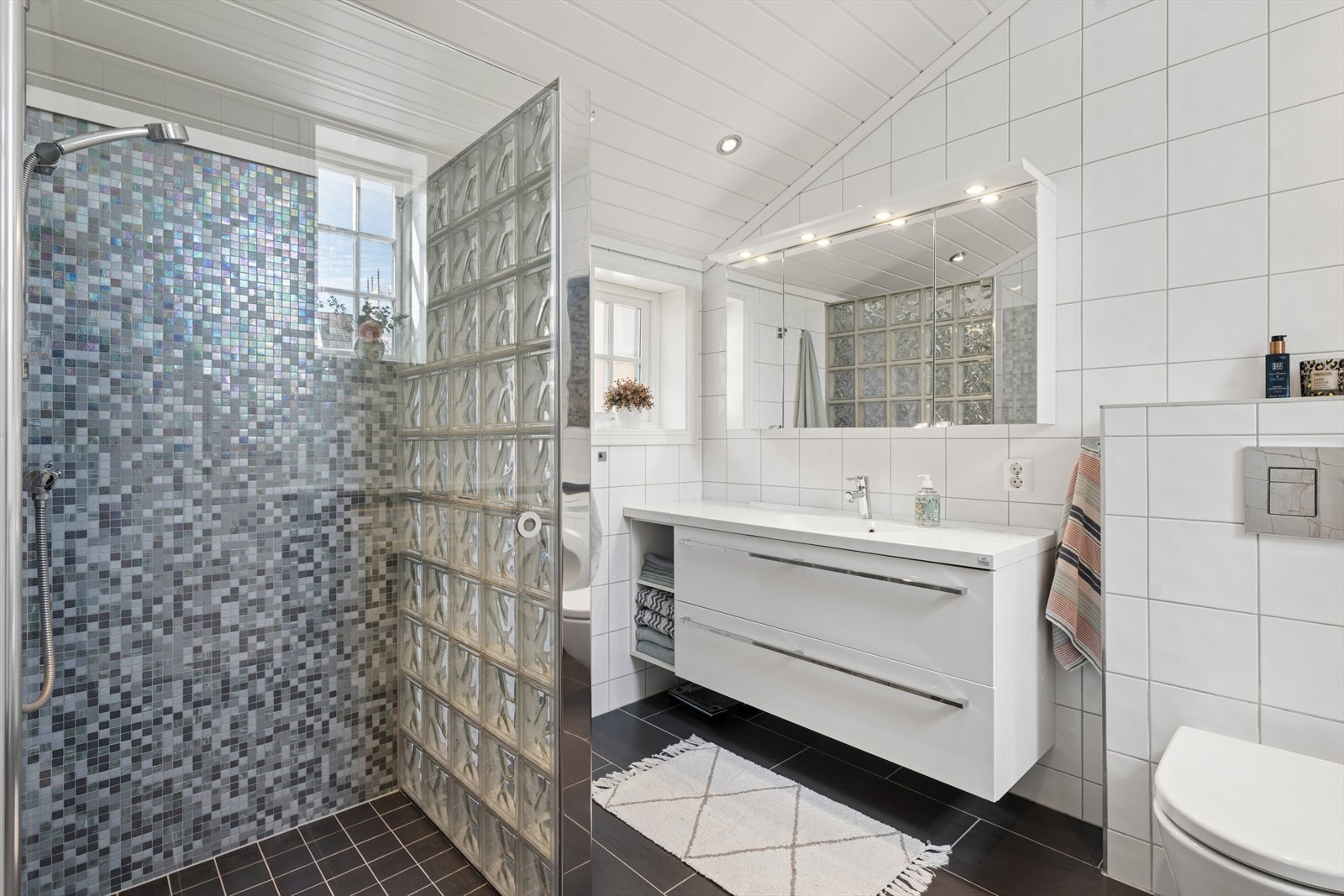 Badet ble pusset opp i 2013 og har elektriske varmekabler i gulvet. Galleribilde