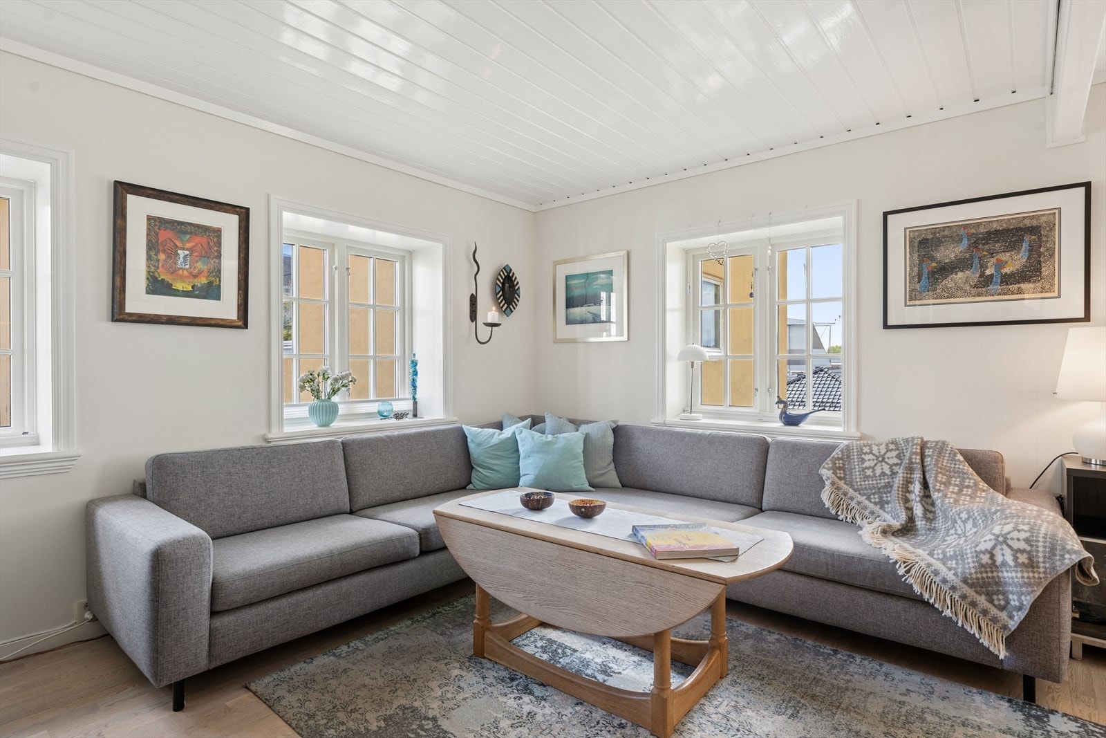 Stuen har plass til en romslig sofagruppe og flere møbleringssoner. Galleribilde