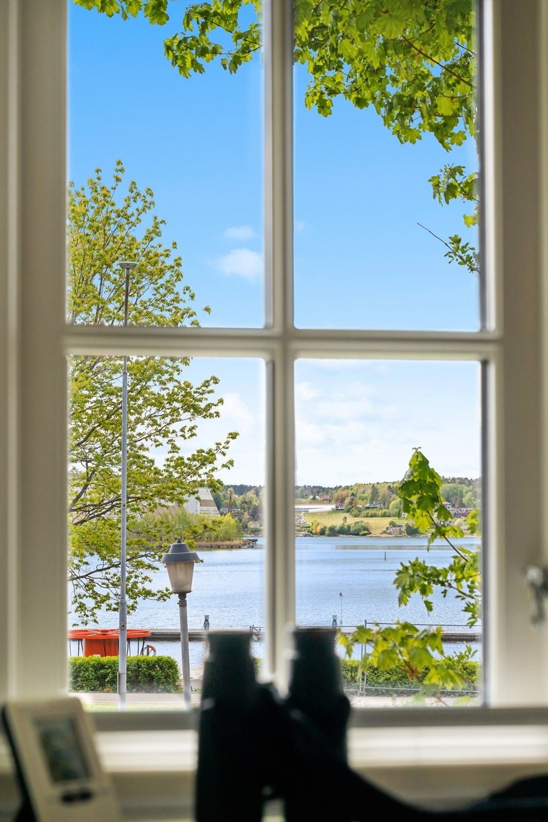 Fra vinduene i andre etasje er det nydelig utsikt mot sjøen. Galleribilde