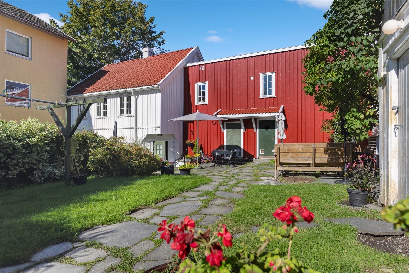 Den felles uteplassen er pent opparbeidet med heller og gressplen. Galleribilde