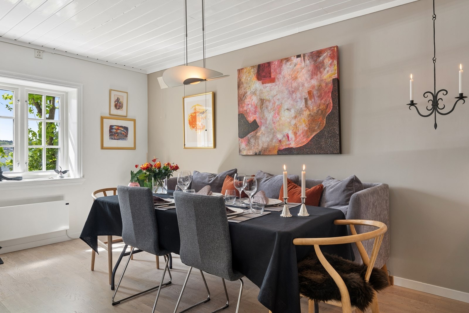 Den åpne løsningen gir god plass til en egen spiseplass i tilknytning til kjøkkenet. Galleribilde