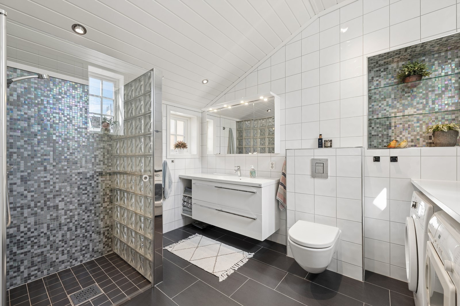 Badet har rør-i-rør-system med vannskap plassert i rommet. Galleribilde