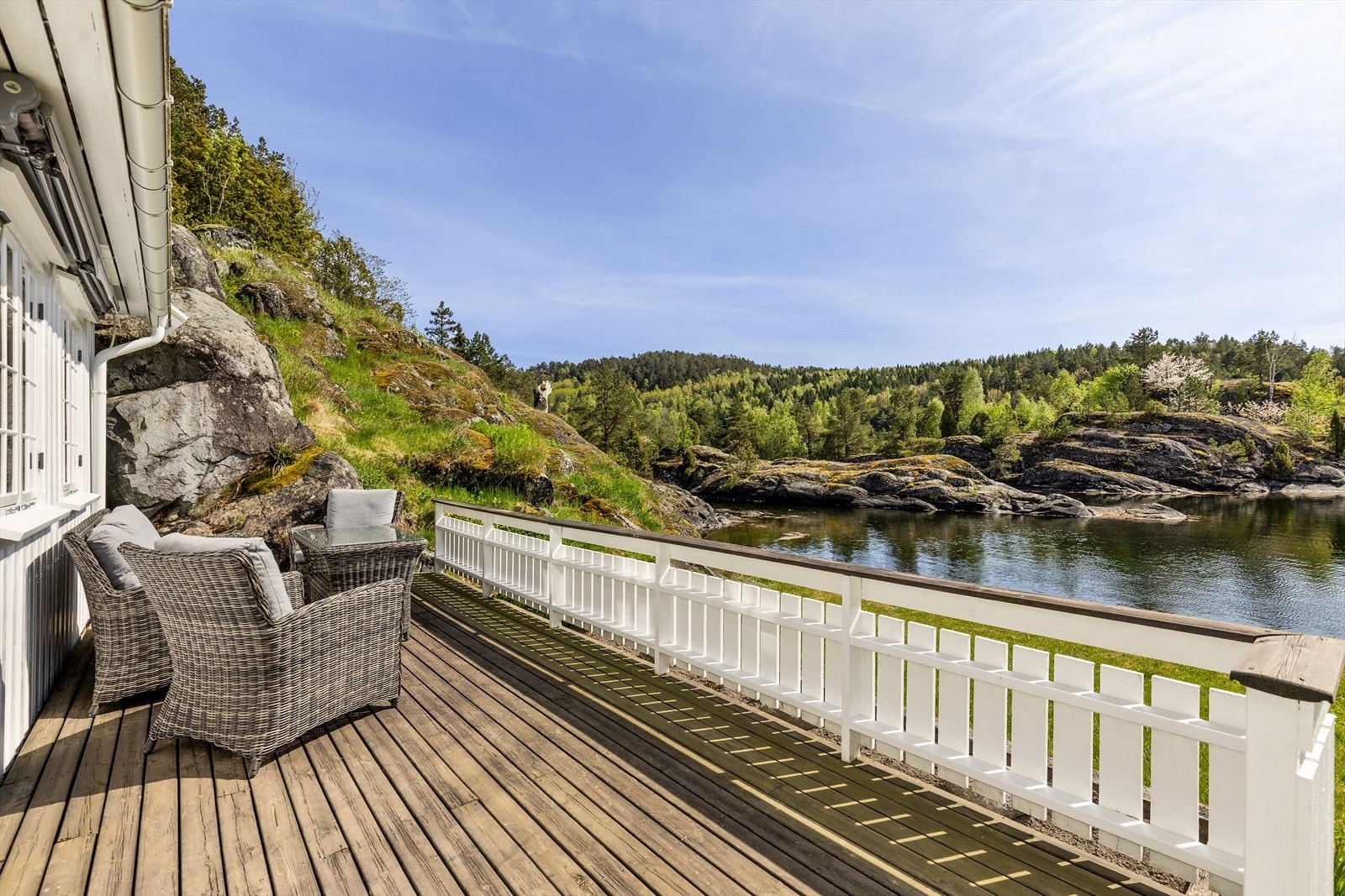 På terrassen er det nok av plass til både familie og venner. Galleribilde