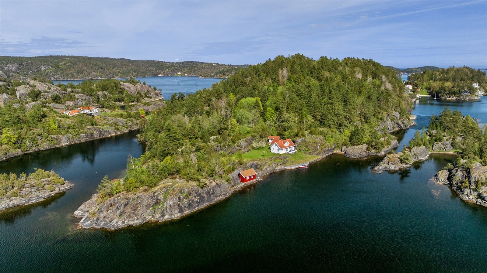 Her ligger du helt alene på 2699m² tomt, med skog og sjø som nærmeste nabo. Galleribilde